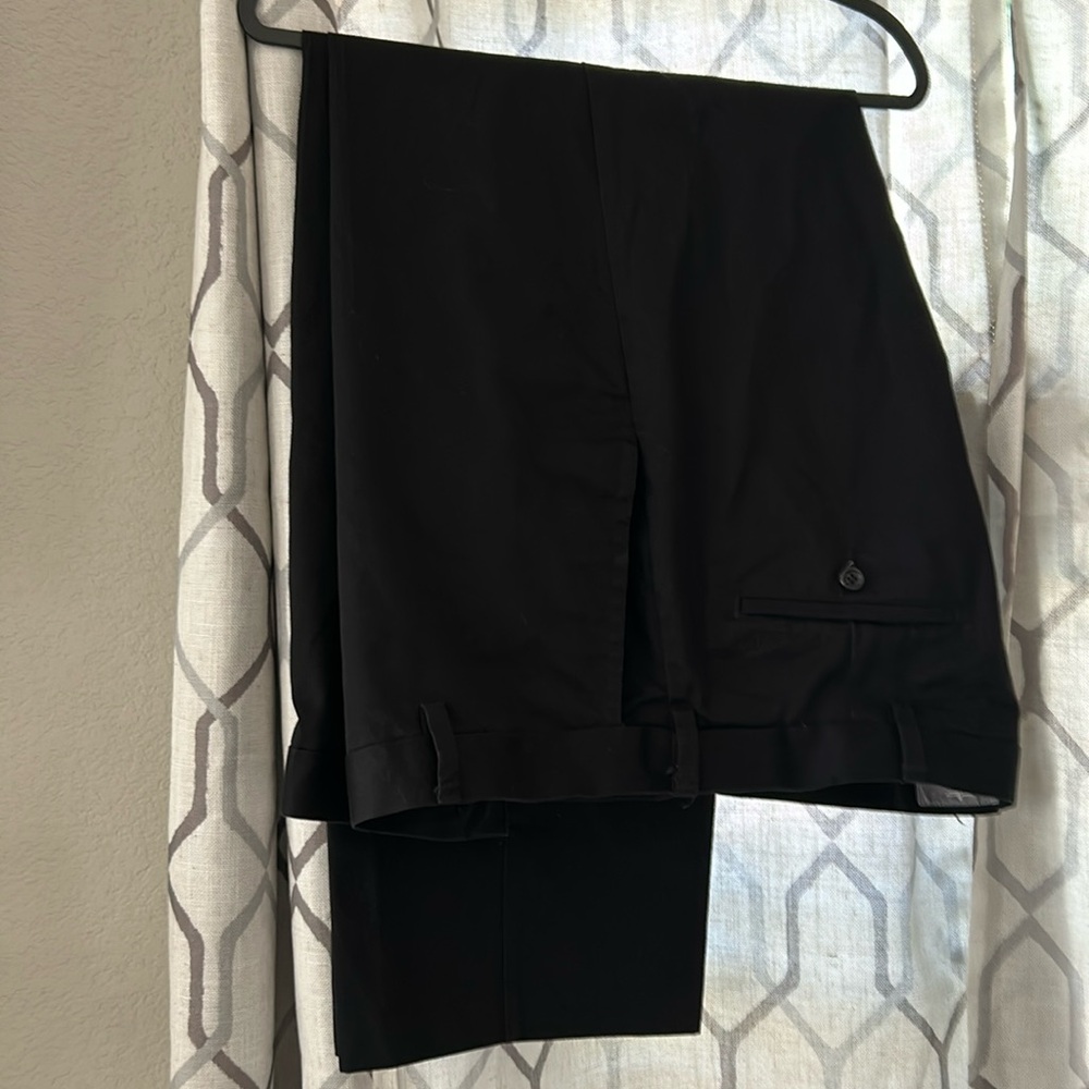Men’s Dockers classic fit, flat front black pants. Size 42x32.